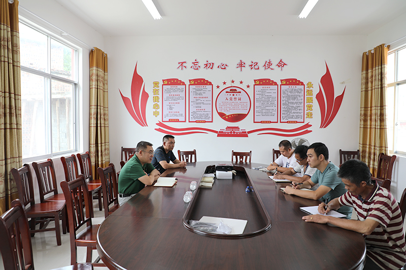百投集團(tuán)領(lǐng)導(dǎo)到幫扶聯(lián)系村慰問駐村工作隊(duì)員