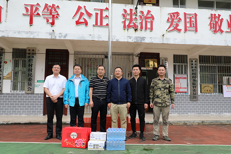 百投集團(tuán)領(lǐng)導(dǎo)到幫扶聯(lián)系村慰問駐村工作隊(duì)員
